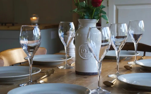 Classic Cotswolds Getaway in Radcot