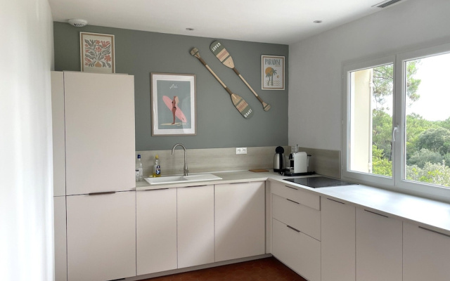 Picturesque Lakeview Holiday House for 6