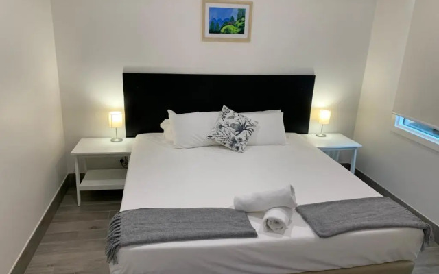 Bendigo King bed Courtyard and Kitchen Motel