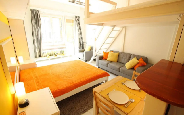 Sunny Studio with balcony in Party District
