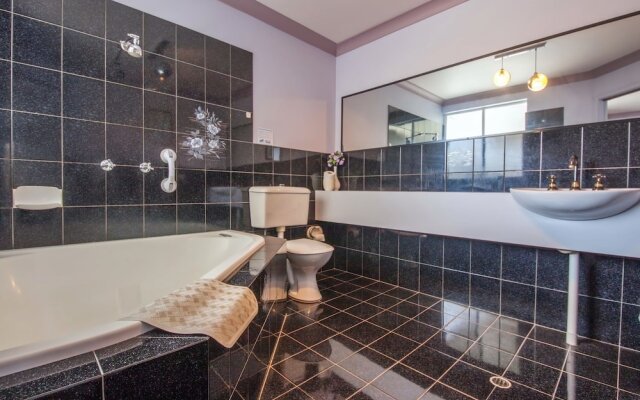 Kristie Court, 2/7 Weatherly Close