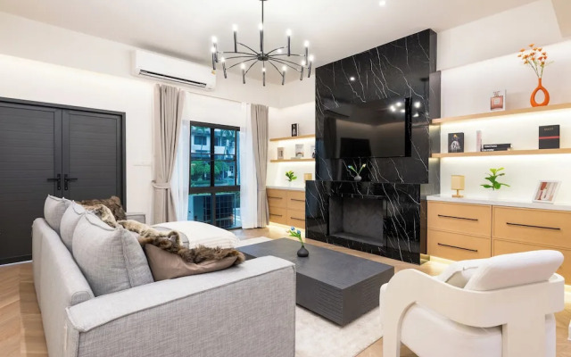 Luxury 5BR Poolhouse & Theater - 2mins to BTS