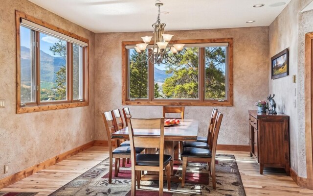 Rounds Retreat 4 Bedroom Home by RedAwning