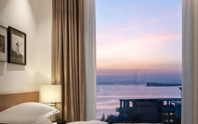 Miyue Roman Holiday Bubble Pool hotel