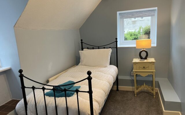 Traditional 3-bed Cottage, Log Burner & Sea Views!