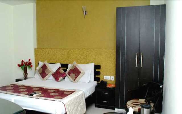 OYO 1908 Hotel Universe Inn