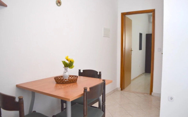 Nearby Beach, Apartment Leda In Center