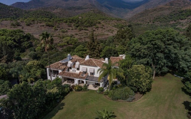 Opulent Villa in Casares With Luxurious Pool House & Jacuzzi