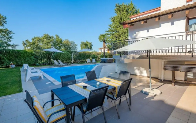 Scenic Villa With Private Garden