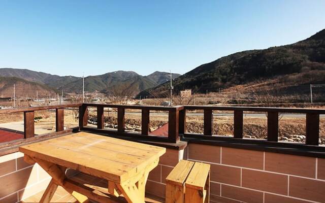 Cheongdo Mountains Bed and Breakfast