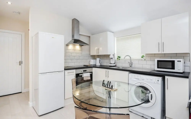 Studio Flat in Bedford Near Hospital & Stations