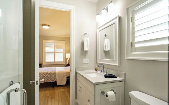 Tuscan Vacation Rental. Stylish 3-Bedroom Getaway Near Vanderbilt Beach Enjoy a Private Pool, Spacious Layout, and Modern Comforts Perfect for Families, Groups, and Pet-Friendly Stays