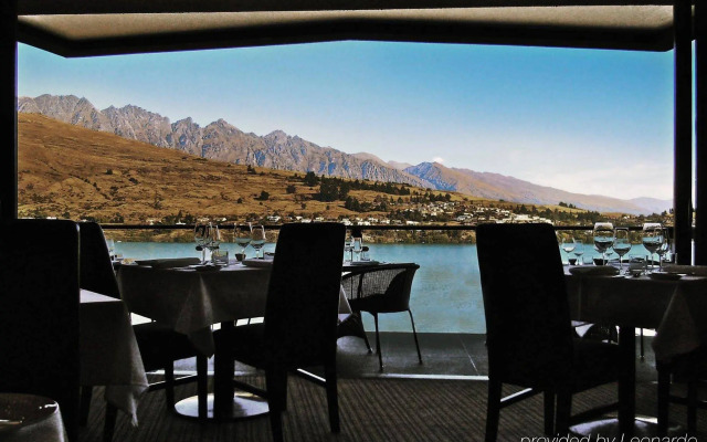 The Rees Hotel, Luxury Apartments & Lakeside Residences