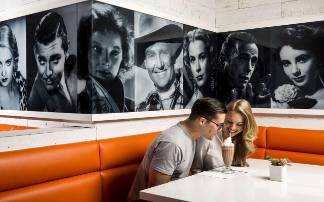 Sportsmens Lodge Hotel