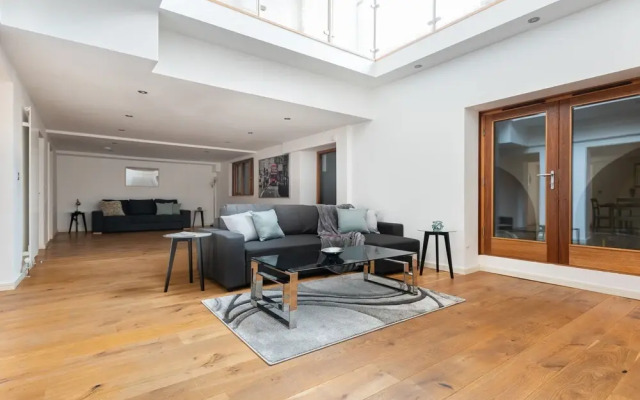 Platinum Apartment in Camden 9946
