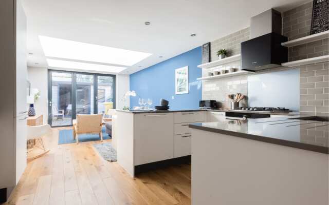 The Navy Court - Scandinavian Inspired 4BDR Central Home