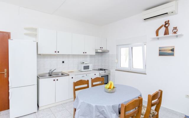 Apartments and Rooms Iva