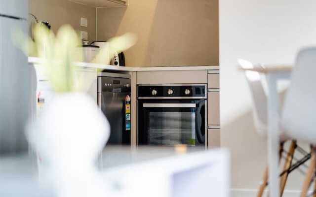 Takapuna Central Spacious & New Home 3