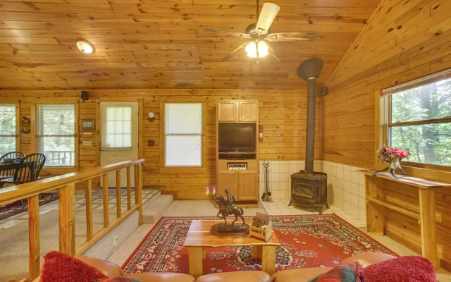 Secluded Studio w/ Deck ~ 8 Miles to Beaver Lake!