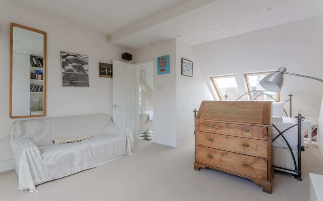 Large Modern Maisonette in Southfields