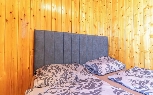 Cozy 3BR Apt with Garden Sleeps 10