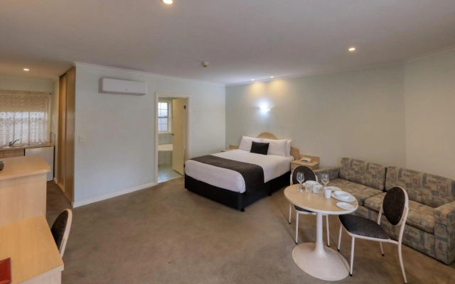 Charles Rasp Motor Inn & Cottages – Guest Rooms – Broken Hill