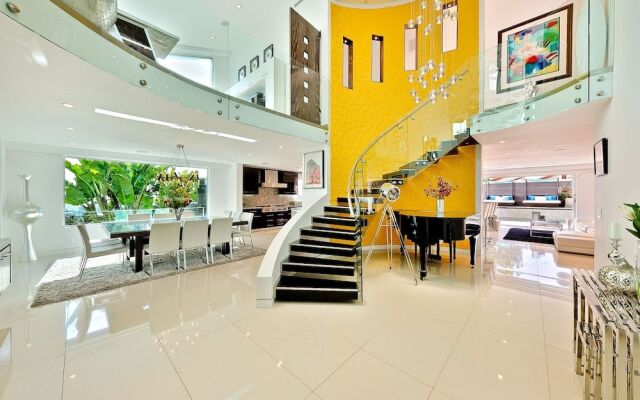 Hollywood Estate With Stunning Views