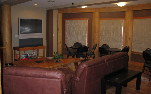 Basecamp Lodge Golden