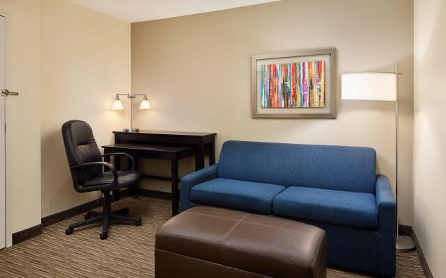 Holiday Inn Express & Suites Alpharetta - Windward Parkway by IHG