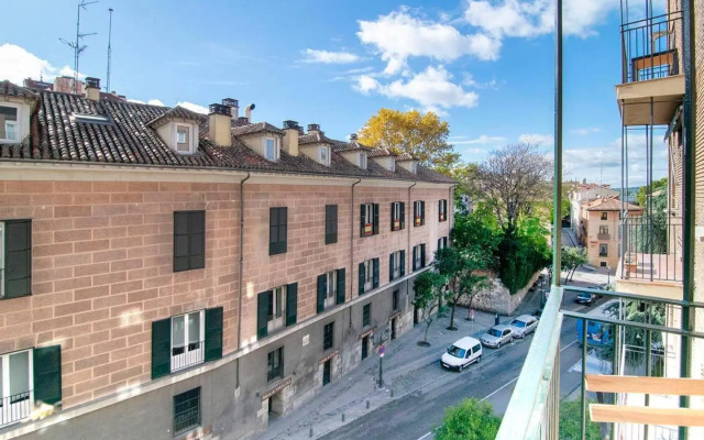 Sunny Apartment at the foot of Royal Palace by Batuecas
