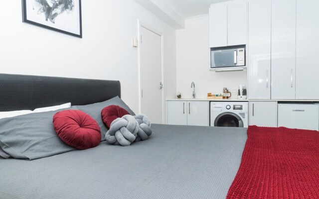 King Bed in Auckland CBD with Pool & Gym