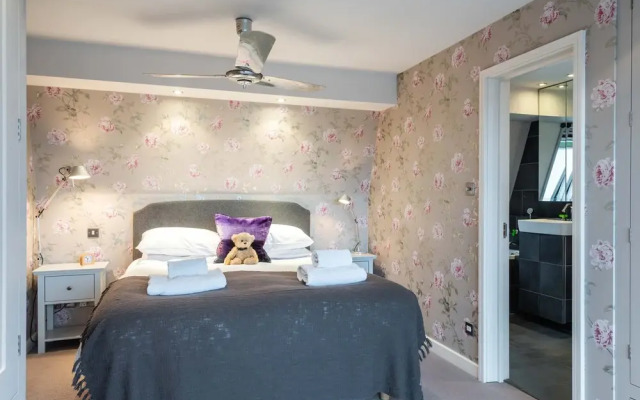 Immaculate Hammersmith Home By The River Thames