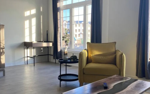 Luxurious Town House With x2 Cars Garage No01