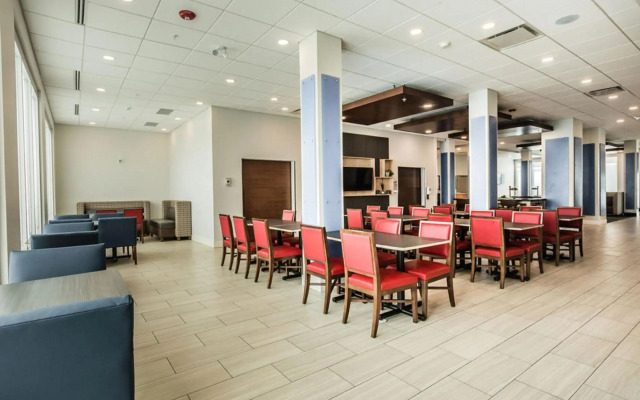 Holiday Inn Express & Suites Edmonton N - St. Albert by IHG