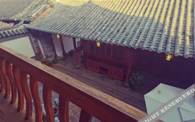 Jianshui Yanqitang Private Courtyard Inn (Jianshui Ancient City Small Train Store)