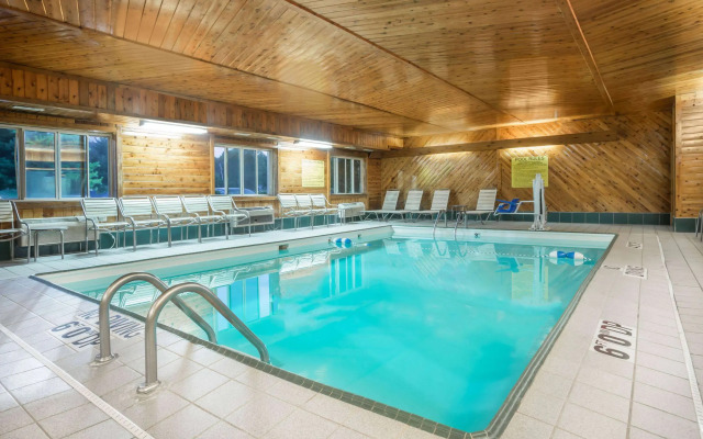 Super 8 by Wyndham Bloomington University Area