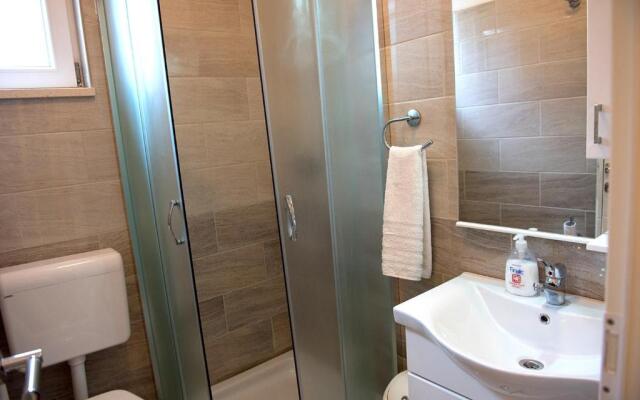 Apts&rooms Robi-50m from beach