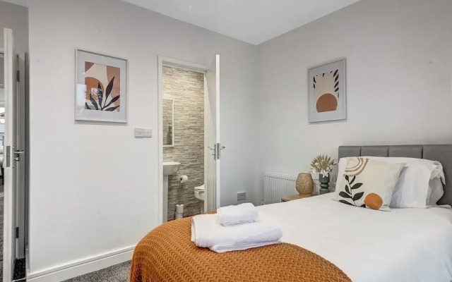 Spacious 4 Bedroom 4 Bath-free Parking Great Links