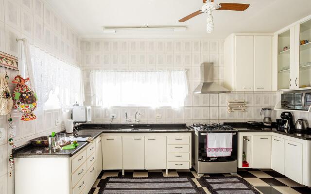 Casa com piscina e churrasqueira perto da praia