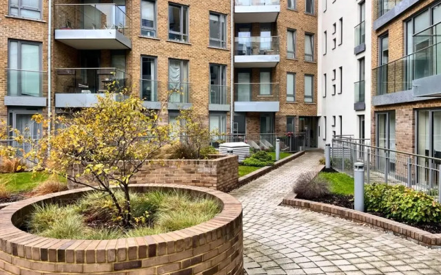 The Limehouse Cut Place - Spacious 2bdr Flat With Balcony