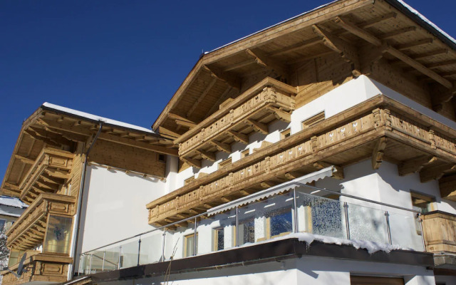 Large Luxury Chalet near Ski Area Zillerarena Königsleiten