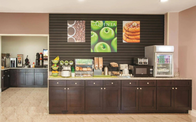 La Quinta Inn & Suites Far Rockaway - JFK Airport