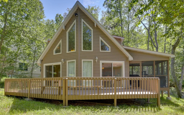 Pools, Hot Tub & More: Bushkill Mountain Getaway!