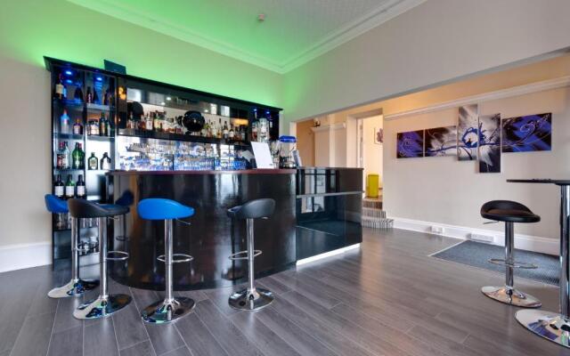 Lawton & Lauriston Court