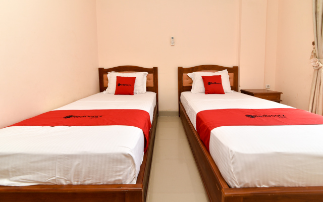 RedDoorz Premium near El Tari International Airport