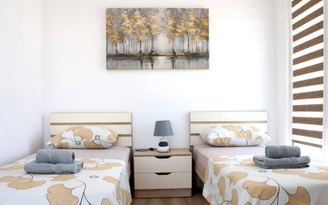 Deluxe Two Bedroom Condo & Pool on 5th Floor