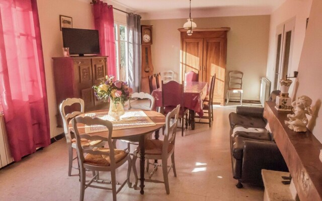 Attractive Villa in Roquemaure With Swimming Pool