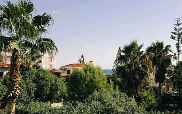 Villa for 9 Guests, Pool, Parking, Walk to Beach