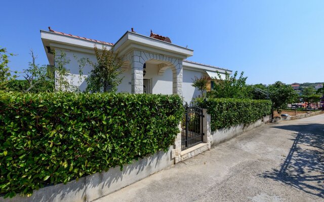 Holiday house VesnaD - 25 m from beach: Seget Vranjica, Riviera Trogir