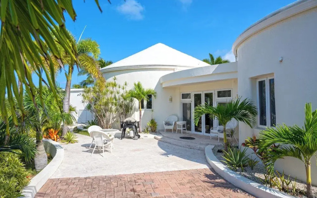 Exquisite Retreat: Contemporary Estate On Pink Sand Beach